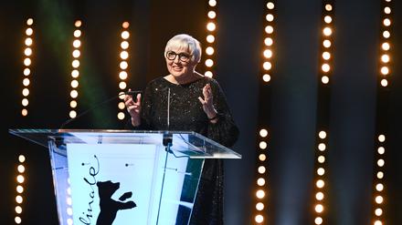 Kulturstaatsministerin Claudia Roth (Bündnis 90/Die Grünen) spricht bei der Eröffnungsveranstaltung der 72. Berlinale Internationalen Filmfestspiele, hier im Februar 2022. 