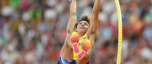 Noch mal zwei Zentimeter draufgepackt. Armand Duplantis (Schweden) in Aktion. 