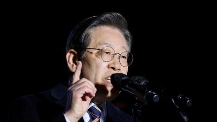 Lee Jae-myung bei einer Wahlkampfveranstaltung im August 2022. Nun liegt er im Krankenhaus.