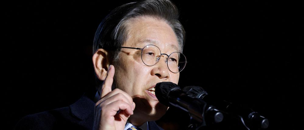 Lee Jae-myung bei einer Wahlkampfveranstaltung im August 2022. Nun liegt er im Krankenhaus.