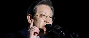 Lee Jae-myung bei einer Wahlkampfveranstaltung im August 2022. Nun liegt er im Krankenhaus.
