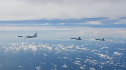 ARCHIV - 07.08.2022, China, Nanjing: Kampfflugzeuge des Ostkommandos der chinesischen Volksbefreiungsarmee (PLA) führen während gemeinsamer Kampfübungen um die Insel Taiwan Operationen durch. Taiwan hat binnen eines Tages mehr als 100 chinesische Militärflugzeuge um seine Insel registriert. 103 Flugzeuge der Volksbefreiungsarmee Chinas und 9 Marineschiffe seien bis 6.00 Uhr (Ortszeit) binnen 24 Stunden verzeichnet worden, teilte das Verteidigungsministerium in Taipeh am Montag mit. (zu dpa «Mehr als 100 chinesische Militärflugzeuge vor Taiwan registriert») Foto: Li Bingyu/XinHua/dpa +++ dpa-Bildfunk +++