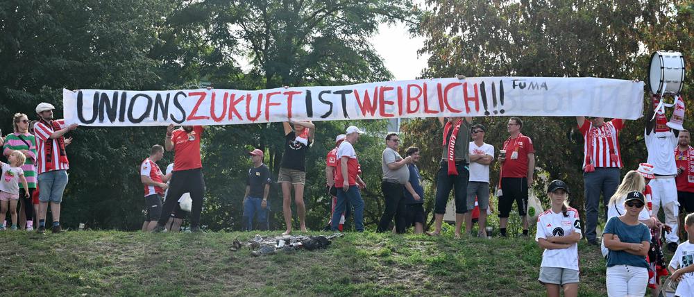 Insgesamt 1500 Zuschauende unterstützten Union beim Spitzenspiel gegen Viktoria. 