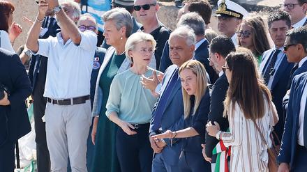 Ursula von der Leyen (3.v.l), Präsidentin der Europäischen Kommission, und Giorgia Meloni (3.v.r), Ministerpräsidentin von Italien, besuchen die Insel Lampedusa.