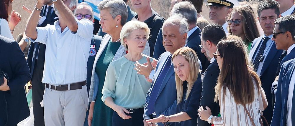 Ursula von der Leyen (3.v.l), Präsidentin der Europäischen Kommission, und Giorgia Meloni (3.v.r), Ministerpräsidentin von Italien, besuchen die Insel Lampedusa.