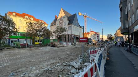 Seit Monaten Baustelle pur: Geht es nach den Bürger:innen soll der Eugen-Gerstenmaier-Platz autofrei und die Enzianstraße verkehrsberuhigt werden. 