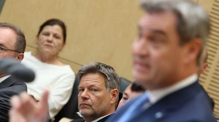 Wirtschaftsminister Robert Habeck verfolgte im Bundesrat die Rede von Markus Söder (CSU).