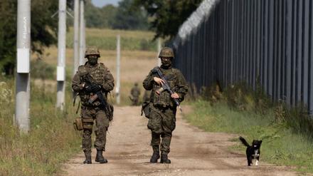 Polnische Soldaten patrouillieren entlang der polnisch-belarussischen Grenze. Hier ließ die rechtsnationalistische Regierung einen Zaun errichten, der Geflüchtete aufhalten soll.