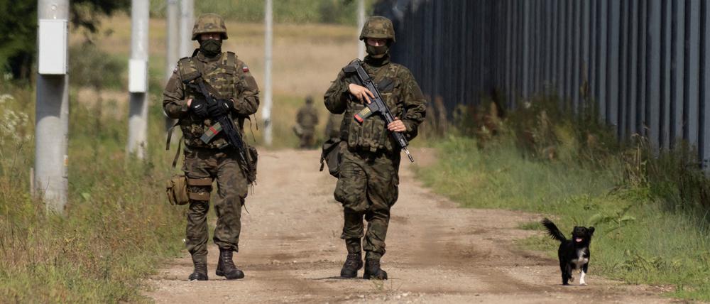 Polnische Soldaten patrouillieren entlang der polnisch-belarussischen Grenze. Hier ließ die rechtsnationalistische Regierung einen Zaun errichten, der Geflüchtete aufhalten soll.