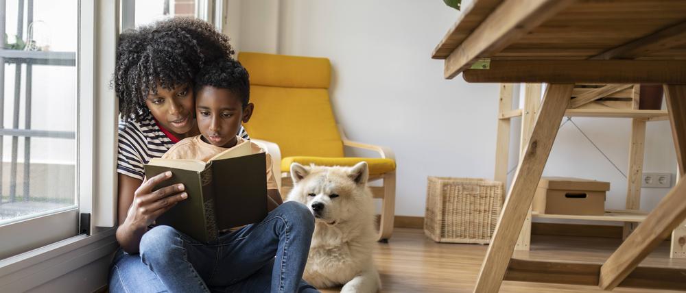 Eine Mutter mit ihrem Sohn.