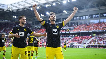 Zuletzt gut in Fahrt. Mats Hummels (r) jubelt nach dem Tor zum 2:4 in Freiburg. 