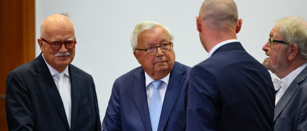 Christian Olearius, früherer Chef der Warburg-Bank, mit seinen Anwälten (Archivbild vom 18. September 2023).