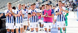 Der dreifache Torschütze Haris Tabakovic (re., mit dem Spielball unter dem Arm) und seine Teamkollegen bedanken sich bei den Fans für die Unterstützung.   