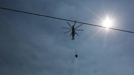 Der Löschflug dieses Hubschraubers am 23. August 2023 glückt: Die Waldbrände in der Westtürkei werden mit Löschwasser aus der Luft bekämpft. Ein Unfall forderte nun drei Tote.