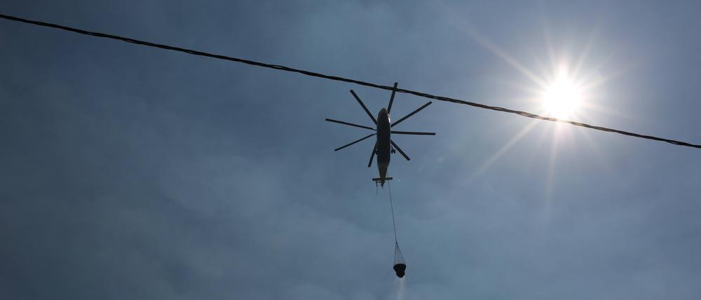 Der Löschflug dieses Hubschraubers am 23. August 2023 glückt: Die Waldbrände in der Westtürkei werden mit Löschwasser aus der Luft bekämpft. Ein Unfall forderte nun drei Tote.