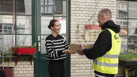 Der Urbify-Fahrer bringt die Lieferung am nächsten Tag zum Kunden.