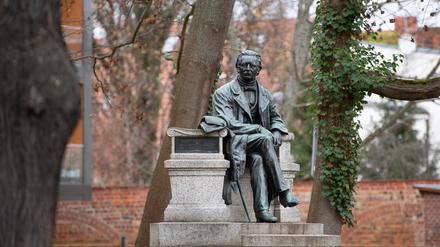 Das Fontane-Denkmal in der Stadt im Landkreis Ostprignitz-Ruppin. Max Wiese entwarf das Denkmal Fontanes. Was hat das Jubiläumsjahr zum 200. Geburtstag des Literaten Theodor Fontane (1819-1898) mit Hunderten Veranstaltungen mit Zehntausenden Besuchern gebracht? (zu dpa-KORR.: "Fontanejahr: Literat wurde auch für junge Leute interessant" vom 29.12.2019) +++ dpa-Bildfunk +++