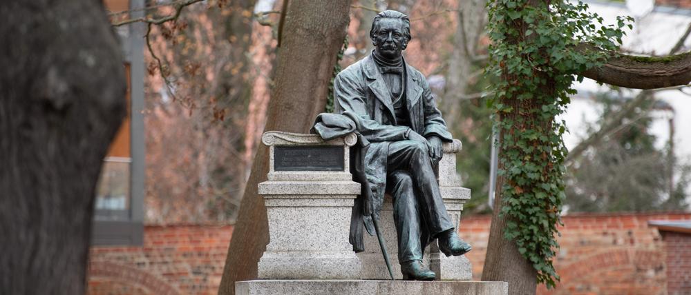 Das Fontane-Denkmal in der Stadt im Landkreis Ostprignitz-Ruppin. Max Wiese entwarf das Denkmal Fontanes. Was hat das Jubiläumsjahr zum 200. Geburtstag des Literaten Theodor Fontane (1819-1898) mit Hunderten Veranstaltungen mit Zehntausenden Besuchern gebracht? (zu dpa-KORR.: "Fontanejahr: Literat wurde auch für junge Leute interessant" vom 29.12.2019) +++ dpa-Bildfunk +++