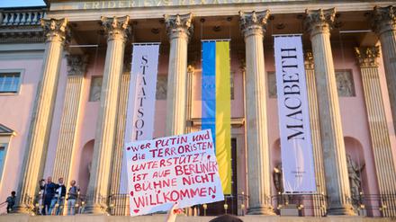 Demonstration vor der Staatsoper Unter den Linden gegen den Auftritt von Anna Netrebko statt. 