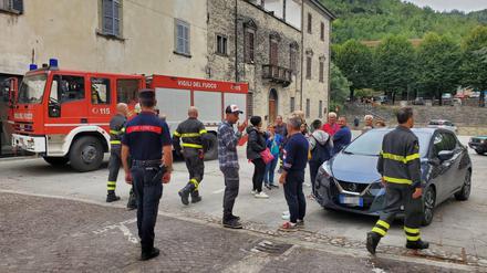 Menschen am 18.09.2023 in Tredozio, die vor dem Erdbeben aus ihren Häusern geflüchtet und nun auf der Straße sind.