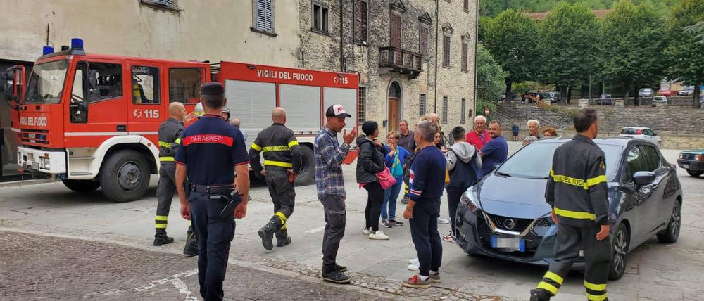 Menschen am 18.09.2023 in Tredozio, die vor dem Erdbeben aus ihren Häusern geflüchtet und nun auf der Straße sind.