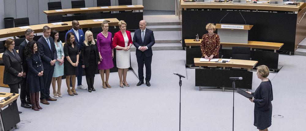 Die neue Regierung (l) wartet auf die Vereidigung durch vor Parlamentspräsidentin Cornelia Seibeld (r) im Saal.
