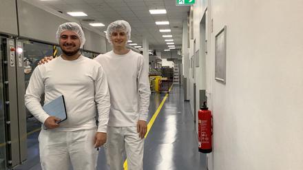 B. Braun SE. Abgebildet sind die Pharmakant-Azubis Moritz P. und Serkan G.