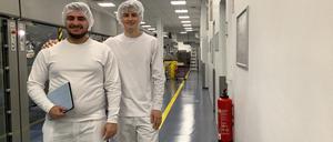 B. Braun SE. Abgebildet sind die Pharmakant-Azubis Moritz P. und Serkan G.