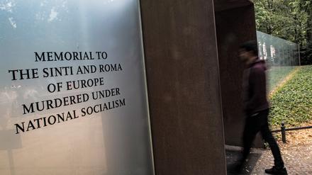 In Erinnerung. Ein Mann besucht das Gelände der Gedenkstätte für die im Nationalsozialismus ermordeten Sinti und Roma in Tiergarten. 