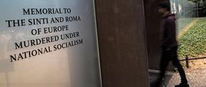 In Erinnerung. Ein Mann besucht das Gelände der Gedenkstätte für die im Nationalsozialismus ermordeten Sinti und Roma in Tiergarten.