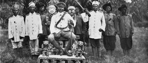 König Njoya von Bamum auf seinem Thron. Aufnahmedatum unbekannt.