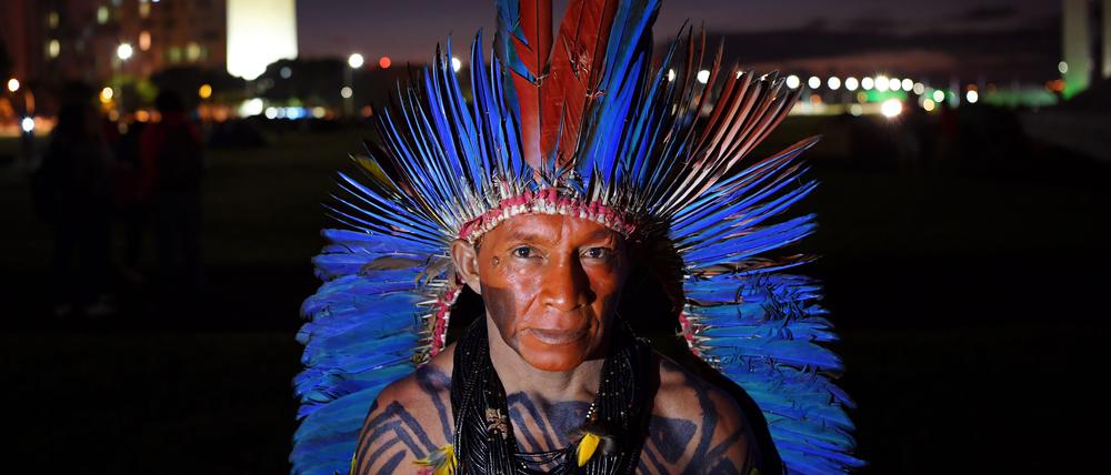 Im Angesicht des Untergangs. Ein indigener Brasilianer demonstriert vor dem Sitz des Nationalkongresses in der Hauptstadt Brasilia 2019.