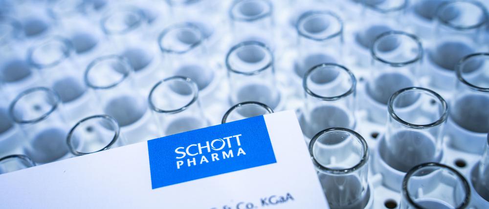 Ein Kästchen voller Karpulen, wie sie hauptsächlich für die Abfüllung und Verabreichung von Insulin verwendet werden, stehen als Beispiel der Produkte von Schott Pharma am Firmensitz auf einem Tisch.