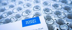 Ein Kästchen voller Karpulen, wie sie hauptsächlich für die Abfüllung und Verabreichung von Insulin verwendet werden, stehen als Beispiel der Produkte von Schott Pharma am Firmensitz auf einem Tisch.