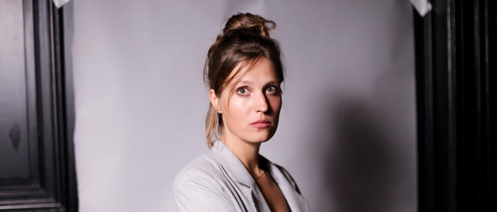 Charlotte Gneuß, Autorin, bei einem Fototermin am Longlist-Abend des Deutschen Buchpreises 2023.
