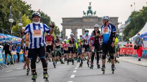 Teilnehmer des Inline-Skating Fitness fahren auf der Strasse des 17. Juni beim Generali Berliner Halbmarathon 2021 in Berlin.