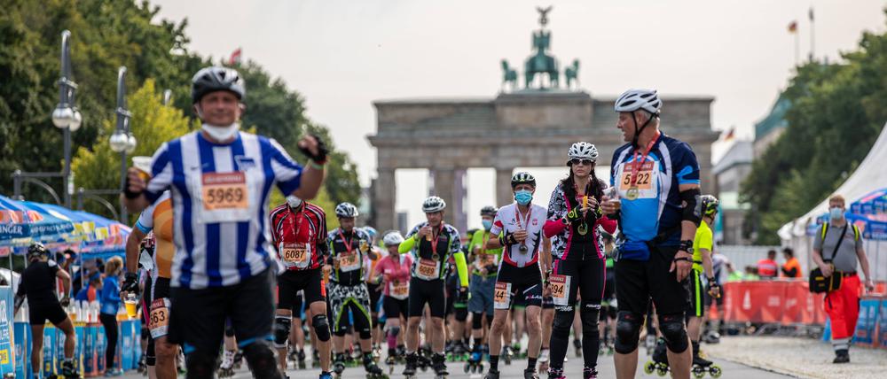Teilnehmer des Inline-Skating Fitness fahren auf der Strasse des 17. Juni beim Generali Berliner Halbmarathon 2021 in Berlin.