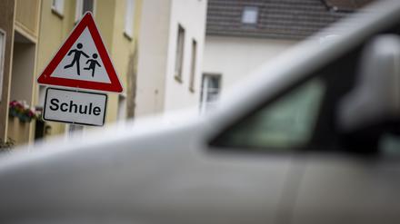 Ein Schild mit dem Schriftzug Schule und das dazugehörige Piktogramm, davor ein PKW. Nach einem Missbrauchsfall in Edenkoben sorgen sich Eltern und Kinder. Was Organisationen und Polizei zur Prävention raten.