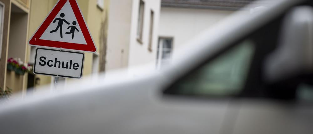 Ein Schild mit dem Schriftzug Schule und das dazugehörige Piktogramm, davor ein PKW. Nach einem Missbrauchsfall in Edenkoben sorgen sich Eltern und Kinder. Was Organisationen und Polizei zur Prävention raten.