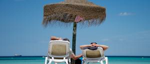 Deutsche Urlauber liegen am Strand an der Plaja de Muro im Norden der Mittelmeerinsel Mallorca (Spanien). (Archivbild)