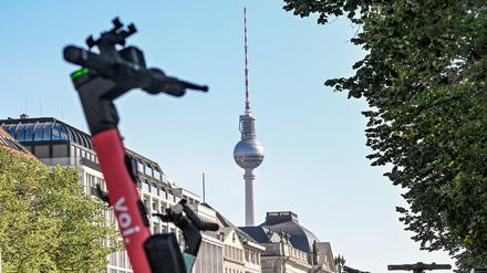 Einige E-Roller stehen in einer Reihe auf einem Stellplatz.