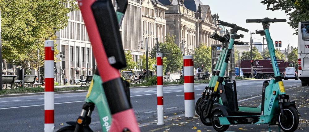 Einige E-Roller stehen in einer Reihe auf einem Stellplatz.