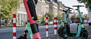 E-Roller stehen in einer Reihe auf einem Stellplatz. Wenige nutzen E-Scooter, aber viele ärgern sich über die Roller mit Akku-Antrieb. (Archivbild)