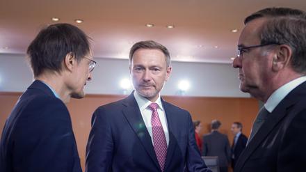 Bundesfinanzminister Christian Lindner (FDP) gemeinsam mit Verteidigungsminister Boris Pistorius (SPD) und Bundesgesundheitsminister Karl Lauterbach (SPD) im Gespräch im Rahmen der Sitzung des Bundeskabinetts.