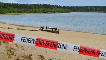 Mit einem Flatterband ist ein Zugang zum Strand des Helenesees abgesperrt.