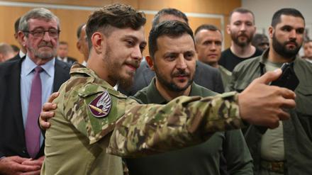 Der ukrainische Präsident Wolodymyr Selenskyj mit einem Soldaten in New York