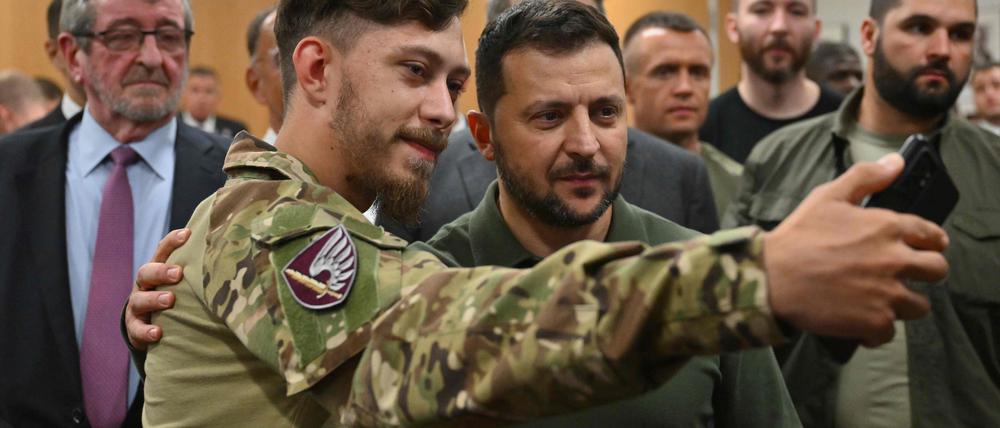 Der ukrainische Präsident Wolodymyr Selenskyj mit einem Soldaten in New York