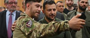 Der ukrainische Präsident Wolodymyr Selenskyj mit einem Soldaten in New York