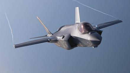 Ein Kampfflugzeug vom Typ Lockheed Martin F-35A Lightning II der niederländischen Luftwaffe RNLAF bei einer Übung über der Ostsee. 