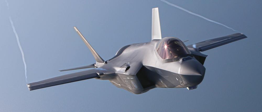 Ein Kampfflugzeug vom Typ Lockheed Martin F-35A Lightning II der niederländischen Luftwaffe RNLAF bei einer Übung über der Ostsee.